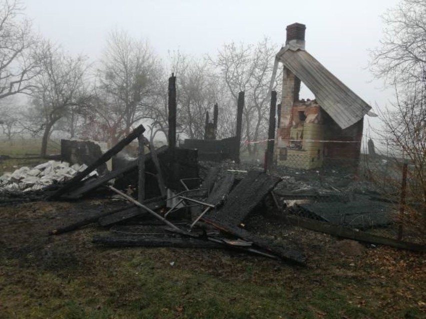 Gmina Wierzbica. Spłonął drewniany dom. W jego zgliszczach znaleziono zwęglone zwłoki