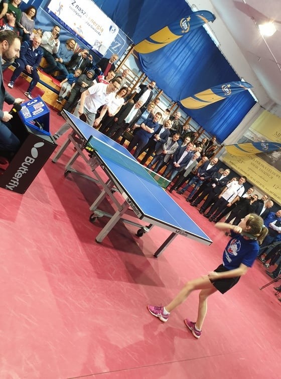 Premier Morawiecki grał w tenisa stołowego w sali Gwiazdy [ZDJĘCIA]