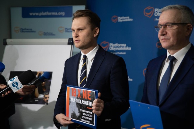 Ośmiu posłów PiS z Podlaskiego odrzuciło wszystkie 18 poprawek regionalnych - podkreślał poseł Krzysztof Truskolaski (z prawej). Obol Robert Tyszkiewicz