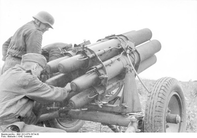 Tak wyglądał Nebelwerfer 41 kalibru 150 mm. Zdjęcie wykonano latem 1942 roku na froncie wschodnim.