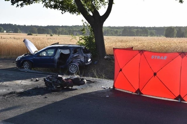 W sobotę na drodze krajowej nr 92 w miejscowości Bolewice doszło do zderzenia samochodu osobowego z motocyklem. W wypadku zginął kierowca jednośladu. Zobacz więcej zdjęć ---->