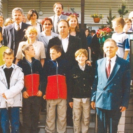 Rodzinna fotografia upamiętniająca zjazd rodziny Staniuków. Na pierwszym planie Władysław Staniuk.