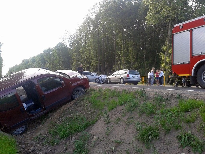 Wypadek na trasie Siemiatycze - Ciechanowiec w m. Skiwy. Zderzyły się trzy samochody, sześć osób rannych (zdjęcia, wideo)