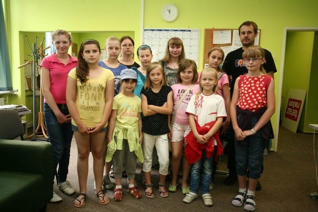 Dzieci uczestniczące w zajęciach filii biblioteki numer 8 w Radomiu miały okazję pierwszy raz zobaczyć, jak pracuje się w redakcji.