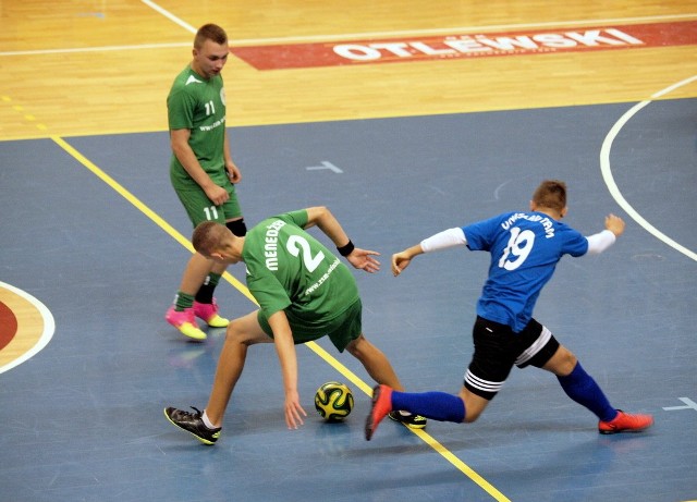 Dziewiąty sezon rozpoczął mecz Unisław Team U-16 - Menedżer Świecie. Unisławianie urządzili sobie w debiucie w Stalex Lidze kanonadę gromiąc rywali 22:0.