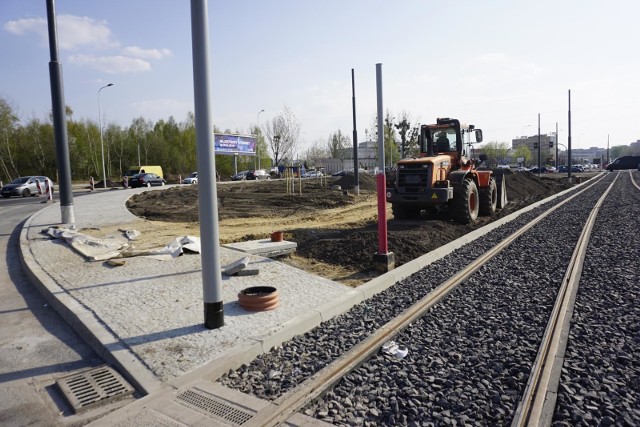 Rondo Żegrze już niedługo przestanie być terenem budowy – kończą się prace na nim i już w piątek kierowcy będą mogli skorzystać z wszystkich pasów ruchu.