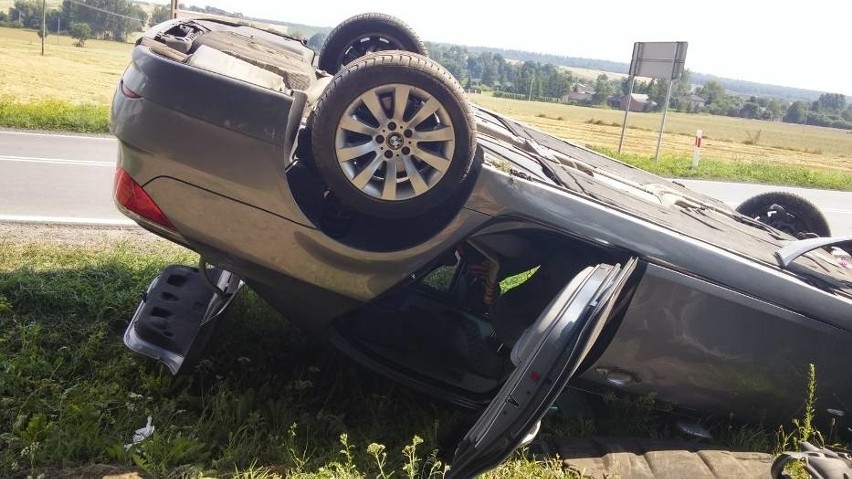 Kolizja w Liśniku Dużym: Dachowało BMW. Dwóch chłopców...