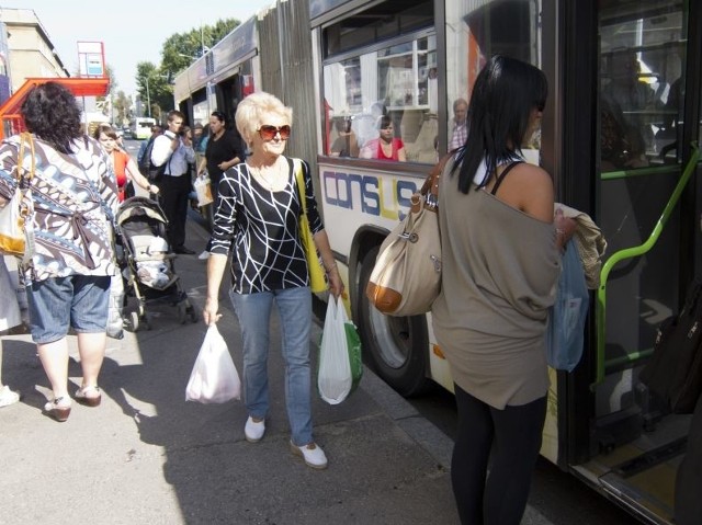 Pasażerowie obładowani siatkami z zakupami to częsty widok w autobusach komunikacji miejskiej. - Mam zajęte obydwie ręce, a logowanie się za każdym razem to duże utrudnienie - mówi Czesława Sporko (na zdjęciu w środku).