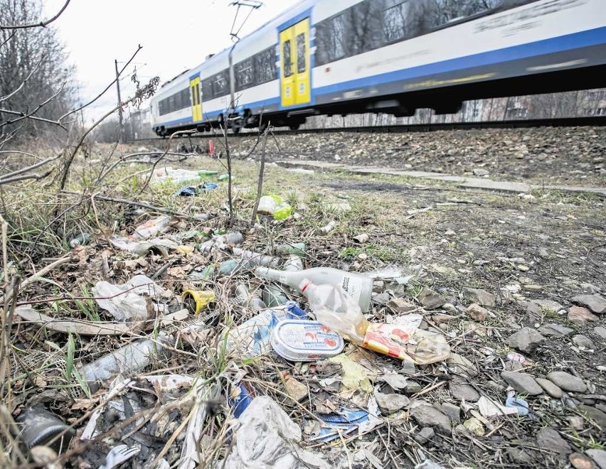 Śmieci przy torach to - niestety - stały widok w Krakowie