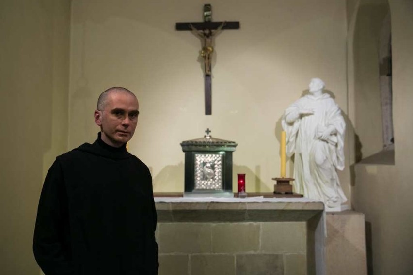 Brat Michał Gronowski w kaplicy, do której powróci rzeźba...