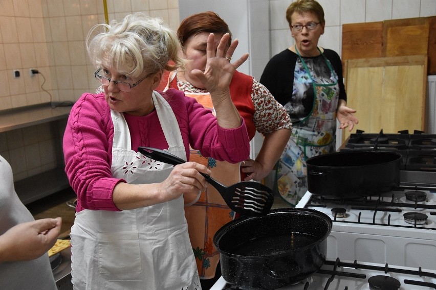 Dominikowice. Pączki pachniały masłem i domową różą, a chrust rozpływał się w ustach - kulinarne, karnawałowe spotkanie najlepszych gospodyń