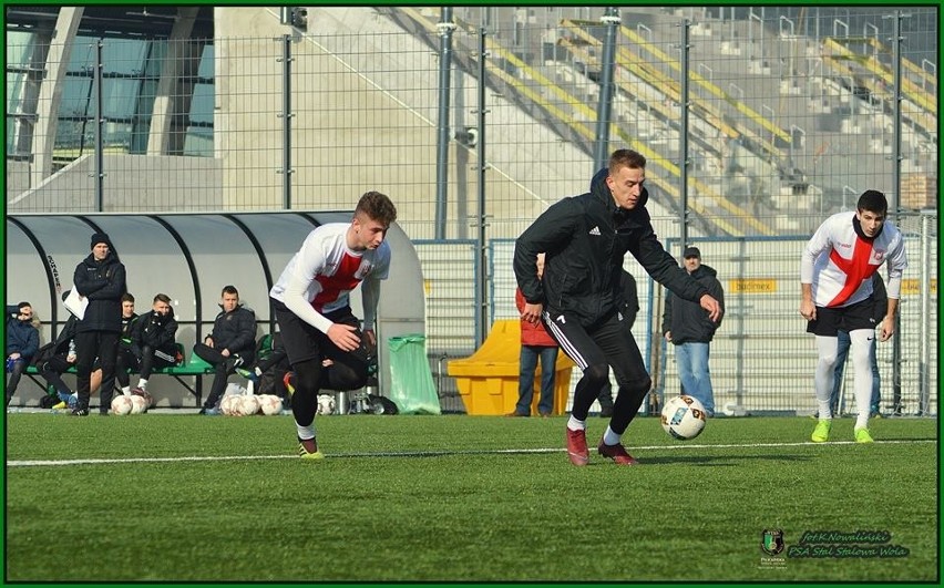 Andrzej Trubeha (przy piłce) zawodnik Stali Stalowa Wola.