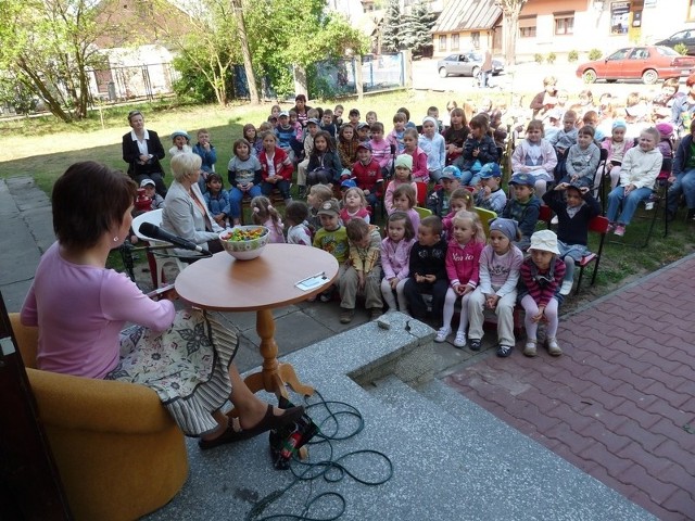 Przedszkolaki siedziały na trawniku przed biblioteką i wy-słuchały fragmentów książki "Julek i Julka&#8221; Annie M.G. Schmidt.