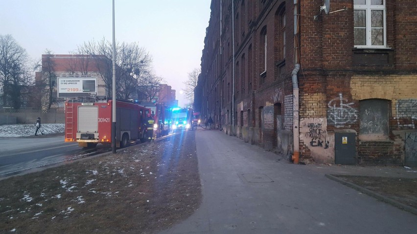 Pożar na ulicy Ogrodowej. Na miejscu trzy zastępy straży pożarnej i policja [ZDJĘCIA]