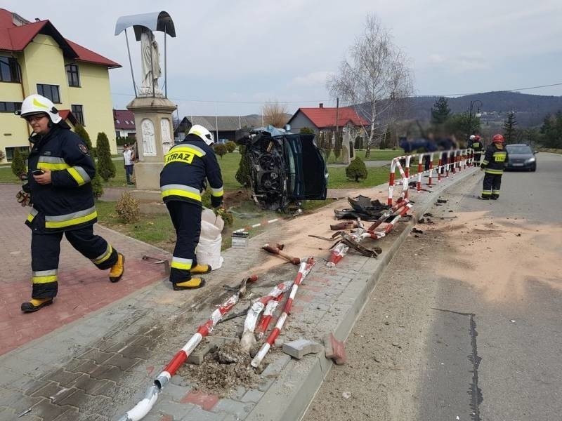 Michalczowa. Samochód zatrzymał się na boku. Mógł uszkodzić figurę Matki Boskiej