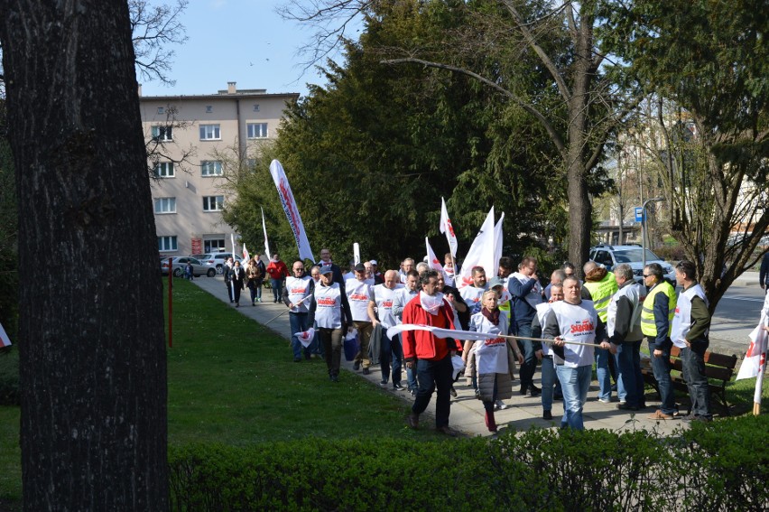 Pikieta pod Urzędem Wojewódzkim. „Solidarność” pokazała rządowi żółtą kartkę