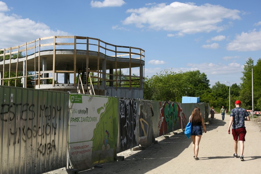 Kraków. Na Zakrzówku trwają prace przy budowie plaży i kąpieliska [ZDJĘCIA]