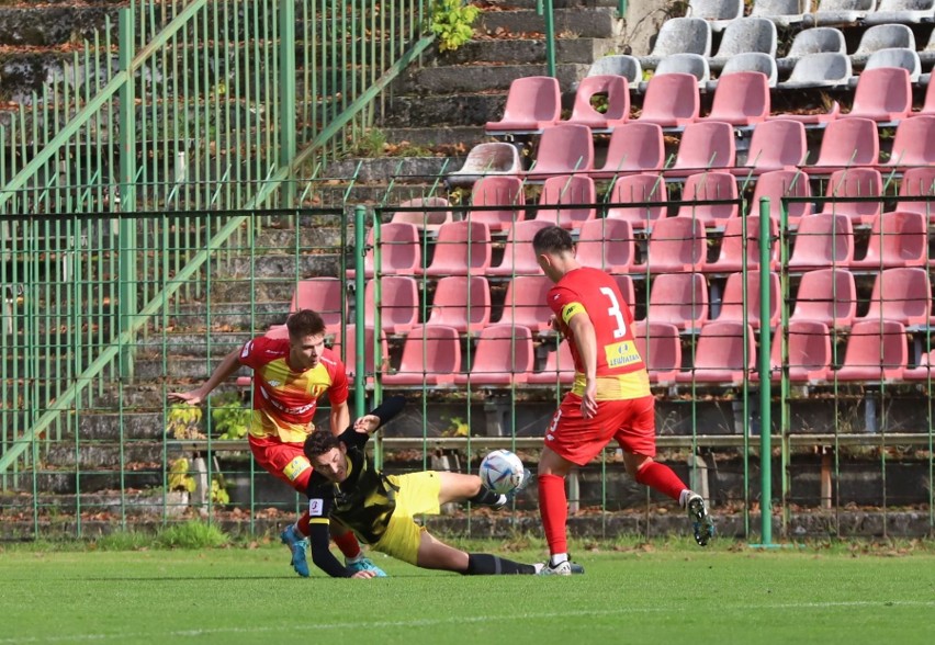 3 liga. Korona II Kielce przegrała z Wieczystą Kraków 0:1. Kontrowersje, czerwona kartka, dwa karne obronione przez Rafała Mamlę!