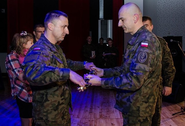 Oficerem Roku został ppłk Grzegorz Kaliciak (z lewej). W nagrodę dowódca brygady gen bryg. Rajmund T. Jędrzejczak wręczył mu oficerską szablę.