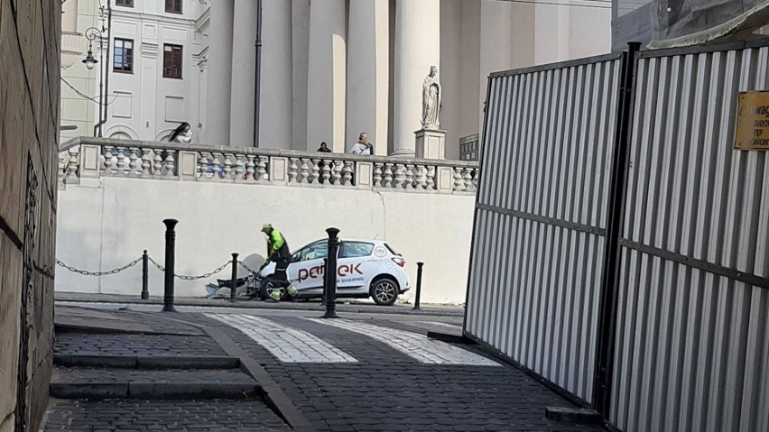 Wypożyczonym samochodem uderzył w mur przy archikatedrze lubelskiej. Był pijany 