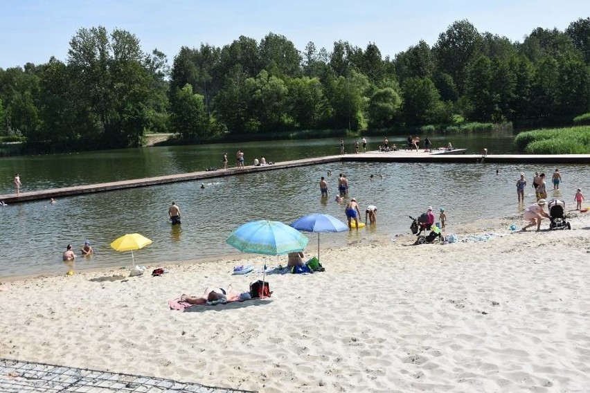 Plaża z piaskiem przywiezionym z Bałtyku w parku Lisiniec w...