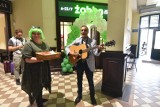 Muzyczna niespodzianka na dworcu PKP w Toruniu. Dla pasażerów zaśpiewał Dziani [zdjęcia] 