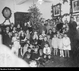 Przy wigilijnym stole. Jak dawniej świętowano Boże Narodzenie? Zobacz archiwalne zdjęcia naszych przodków