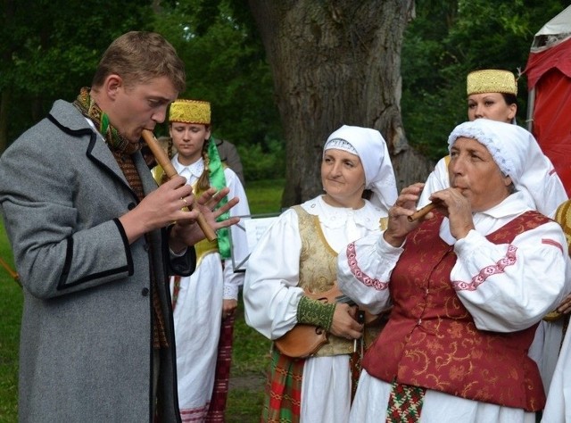 Zespoły ludowe z litewskiego Junowa - Laguta i Mazginitis - grały, śpiewały i tańczyły, budząc podziw publiczności.