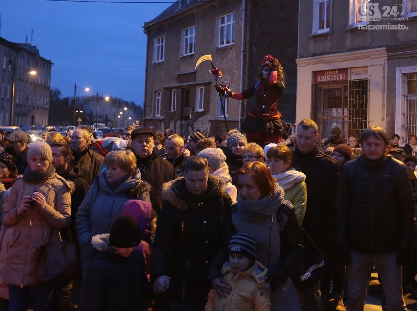 Wzruszająca inscenizacja drogi krzyżowej na Skolwinie