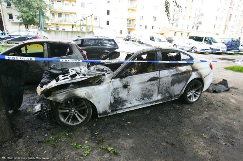 Wrocław: Przy Jedności Narodowej płonęły trzy samochody. Mieszkańcy przerażeni (ZDJĘCIA)