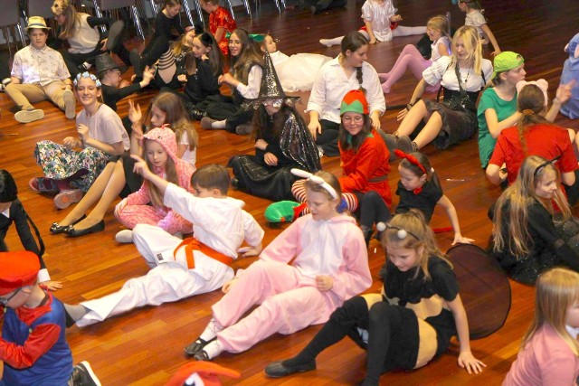 W szkole muzycznej w Chełmnie dzieci bawiły się na balu karnawałowym