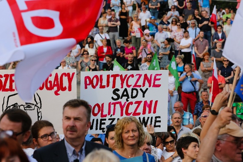 Protest na Placu Solidarności przeciwko reformie sądów. Przyszedł tłum [zdjęcia, wideo] 