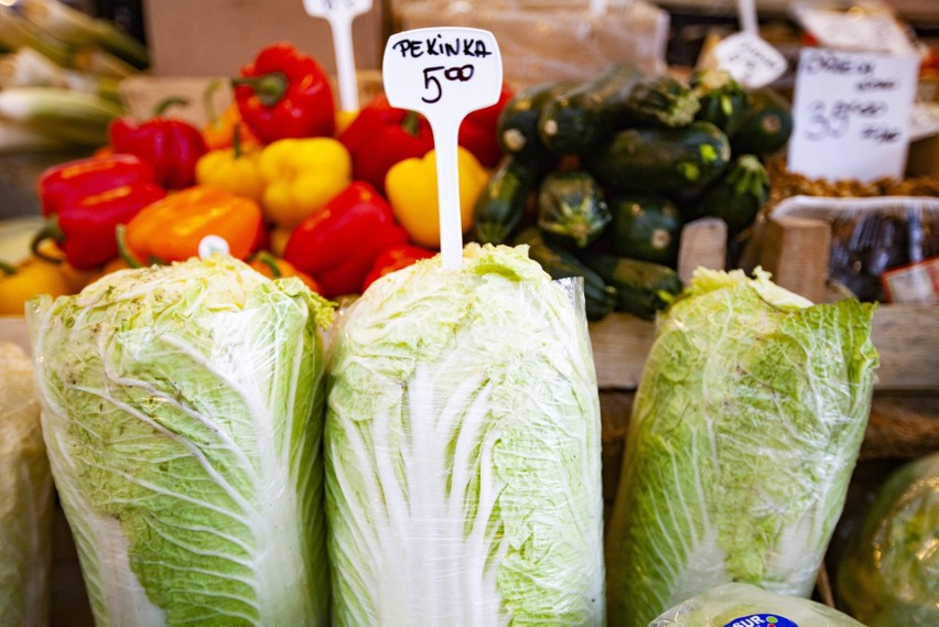 Na krakowskich placach targowych można przebierać w warzywach i owocach. Sprawdź ceny [ZDJĘCIA]