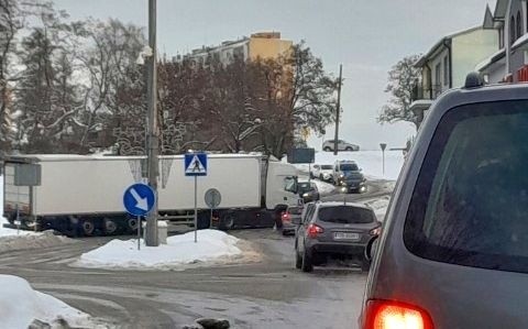 Marznący deszcz i gołoledź w powiecie ostrowieckim. Na ulicach i chodnikach bardzo ślisko. Na zdjęciu zablokowana ulica w Ostrowcu. Więcej na kolejnych zdjęciach