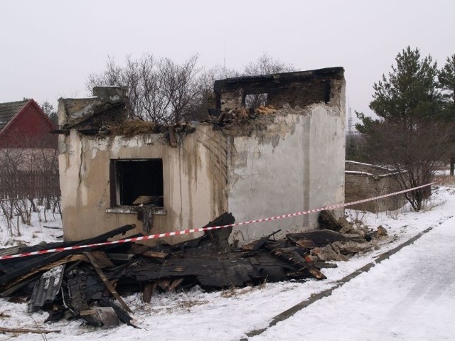 W płonącym pustostanie uwięziony był niepełnosprawny człowiek, policjant ruszył mu na ratunek.