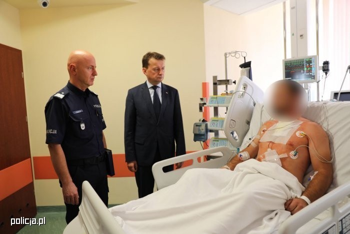 Minister Błaszczak odwiedził rannego policjanta w szpitalu