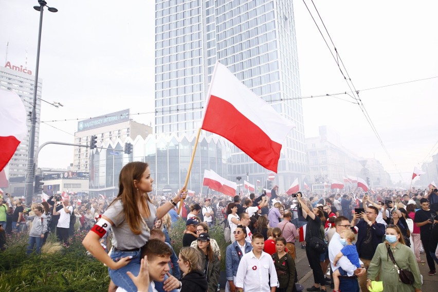 Warszawa: Godzina "W". Mieszkańcy stolicy upamiętnili 77. rocznicę wybuchu Powstania Warszawskiego. ZDJĘCIA