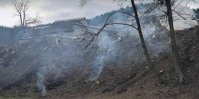 Porządki wokół osady romskiej. Sąsiedzi bacznie im się przyglądają. Zwracają uwagę, że śmieci - zamiast trafić na wysypisko - są spalane na miejscu. Fot. (TOP)