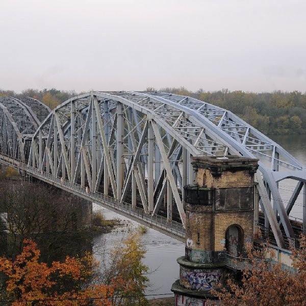 Grupka chłopców po zmroku przechodziła przez most kolejowy w Toruniu. W pewnym momencie, jeden z nich wpadł przez dziurę w przeprawie.