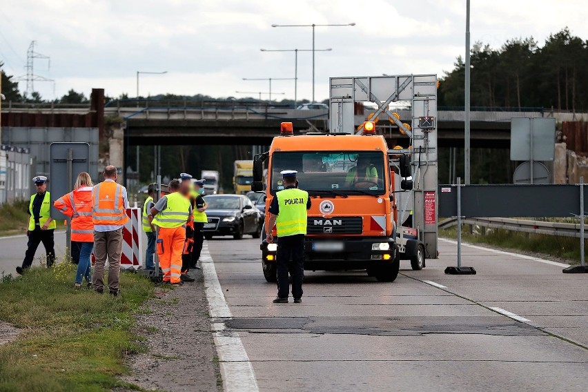 Zamknięta autostrada A6 pomiędzy węzłem Szczecin Kijewo a Szczecin Dąbie. Wyciągają ciężarówkę, która wpadła do Płoni - 07.07.2020