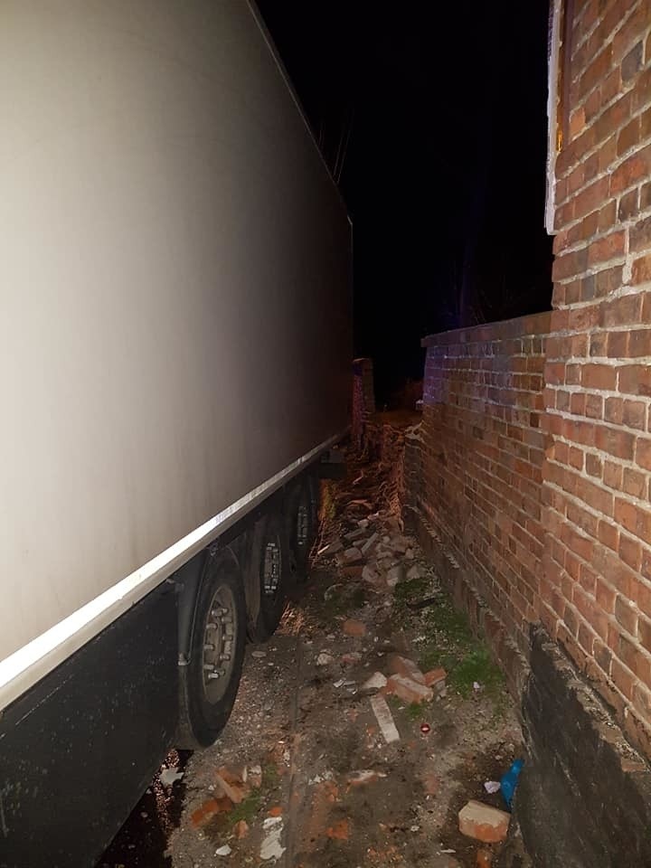 Wypadek w Brzegu Głogowskim. Tir wjechał w mur przy budynku (ZDJĘCIA)