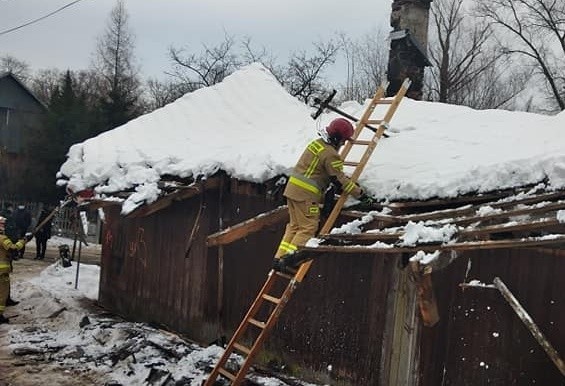 Pod śniegiem zawalił się dach na starym domu w Rudniku nad Sanem. Interweniowali strażacy (ZDJĘCIA)