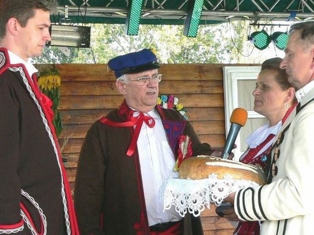 Plon niesiemy, plon... Bochen chleba upieczony z mąki z tegorocznych zbiorów marszałkowi województwa Adamowi Jarubasowi (pierwszy z lewej) wręczyli starostowie dożynek, Danuta Kawalec i Andrzej Hart.  