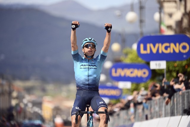 Aleksiej Łucenko cieszy się ze zwycięstwa w czwartym etapie i całym wyścigu Dookoła Sycylii.