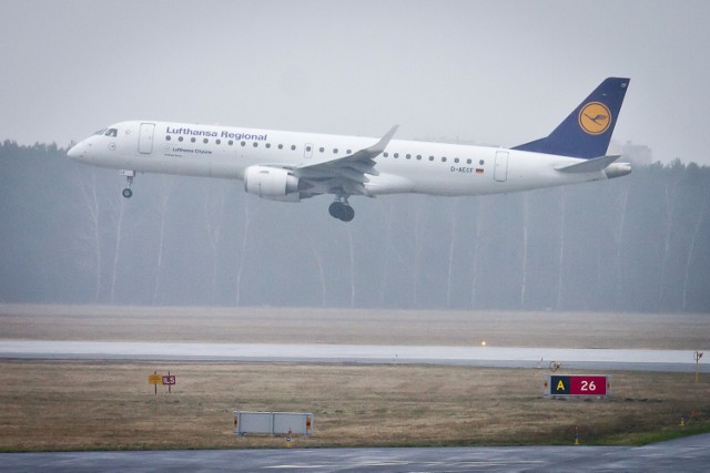 Samolot pasażerski linii Lufthansa prawie zderzył się z dronem podczas lądowania na lotnisku Chopina