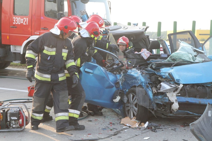 Koszmarny wypadek na A4. Pasażer uwięziony w samochodzie [ZDJĘCIA]