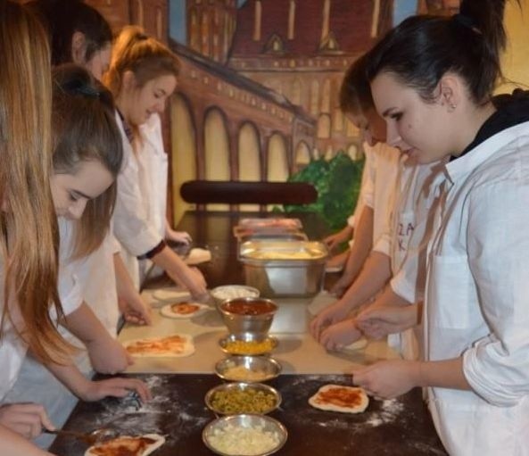 Młodzież z ZSP w Łysych na warsztatach kulinarnych w pizzerii. Zjedli to, co upiekli