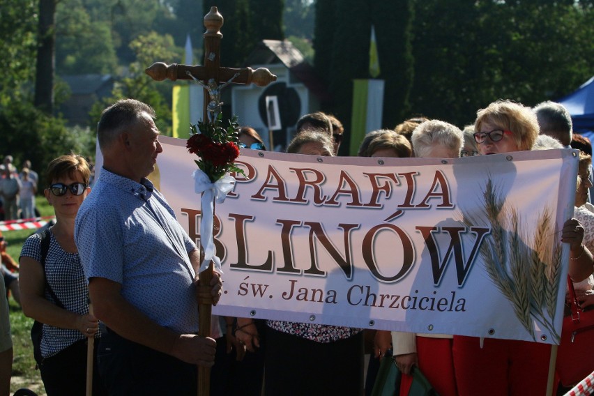 Odpust w Wąwolnicy. Tłumy wiernych zjechały do sanktuarium Matki Bożej Kębelskiej. Zobacz zdjęcia