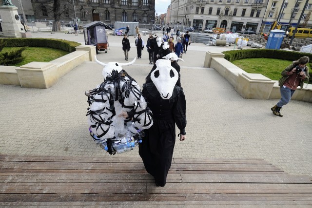 Maszerowali ulicami Poznania. Mieli na twarzach spektakularne maski! Chcą zrównoważonego wsparcia dla rolnictwa.
