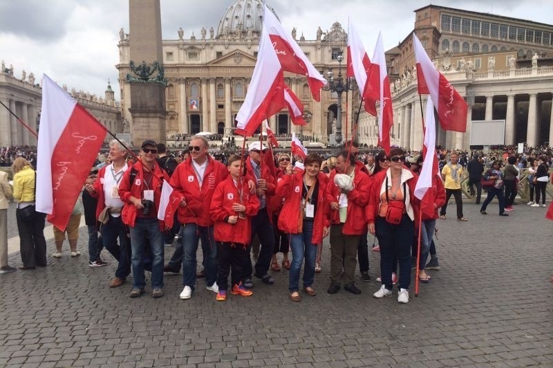 Coraz więcej biało-czerwonych flag w Watykanie (wideo, zdjęcia)